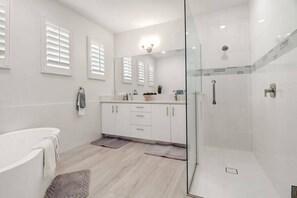 Baignoire, séchoir à cheveux, serviettes fournies