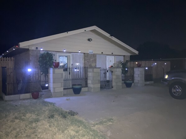 Exterior - Cozy 2Bed 1bath home w/fireplace. Bed&Breakfast.Sleeps 3. Close to MSU/SAFB/MPEC (Wichita Falls)