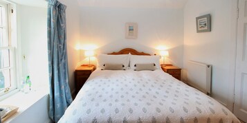 Quarto casal standard | Quartos à prova de som, Wi-Fi de cortesia, roupa de cama