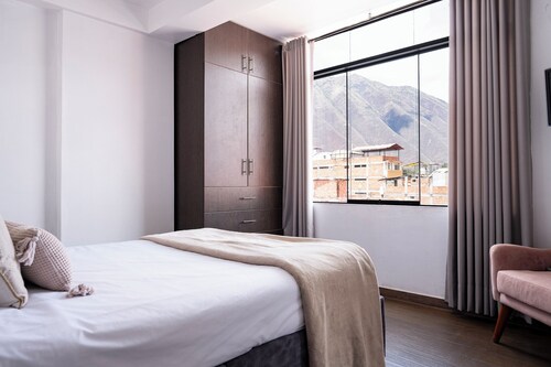 “City Views & Sunshine — Central 2BR Stay”