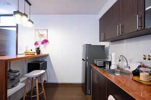 Réfrigérateur, micro-ondes, four, plaque de cuisson