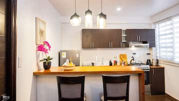 Jääkaappi, mikroaaltouuni, uuni, liesi