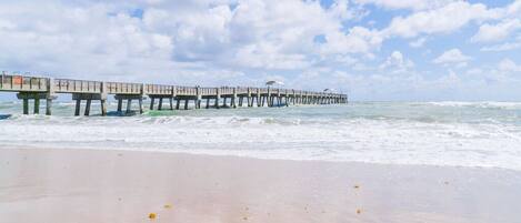 Una spiaggia nelle vicinanze, lettini da mare, teli da spiaggia