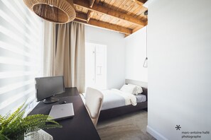 7 slaapkamers, een bureau, een strijkplank/strijkijzer, reisbedje