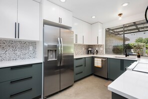 Kjøleskap, mikrobølgeovn, ovn og kokeplater