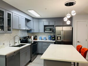 Condo phong cách lãng mạn | Bếp riêng | Tủ lạnh, lò vi sóng, lò nướng, máy rửa bát 