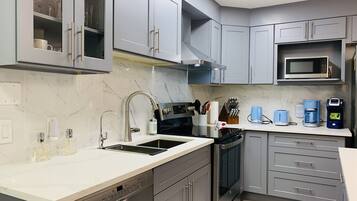 Kondominium Romantis | Dapur pribadi | Lemari es besar, microwave, oven, dan mesin pencuci piring
