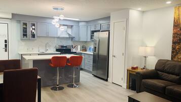 Kondominium Romantis | Dapur pribadi | Lemari es besar, microwave, oven, dan mesin pencuci piring