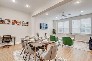 Dining - Modern townhouse 3Beds 3.5Bath Upper Heights Pet Friendly (Houston)