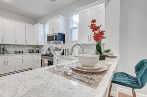 Fridge, microwave, oven, stovetop - Modern townhouse 3Beds 3.5Bath Upper Heights Pet Friendly (Houston)