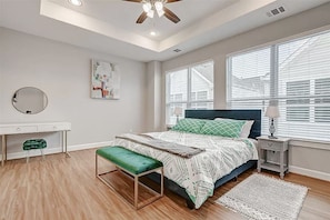 4 chambres, bureau, fer et planche à repasser, lit de bébé portatif