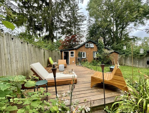 Cozy cabin with deck and fireplace steps from White Pond Lake. Dog friendly. 