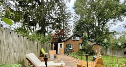 Cozy cabin with deck and fireplace steps from White Pond Lake. Dog friendly.