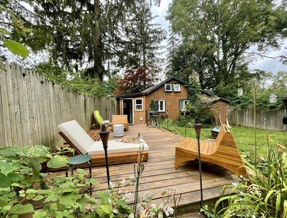 Cozy cabin with deck and fireplace steps from White Pond Lake. Dog friendly. 