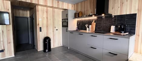 KĂŒhlschrank, Mikrowelle, Ofen, GeschirrspĂŒler