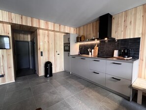 Kühlschrank, Mikrowelle, Ofen, Geschirrspüler