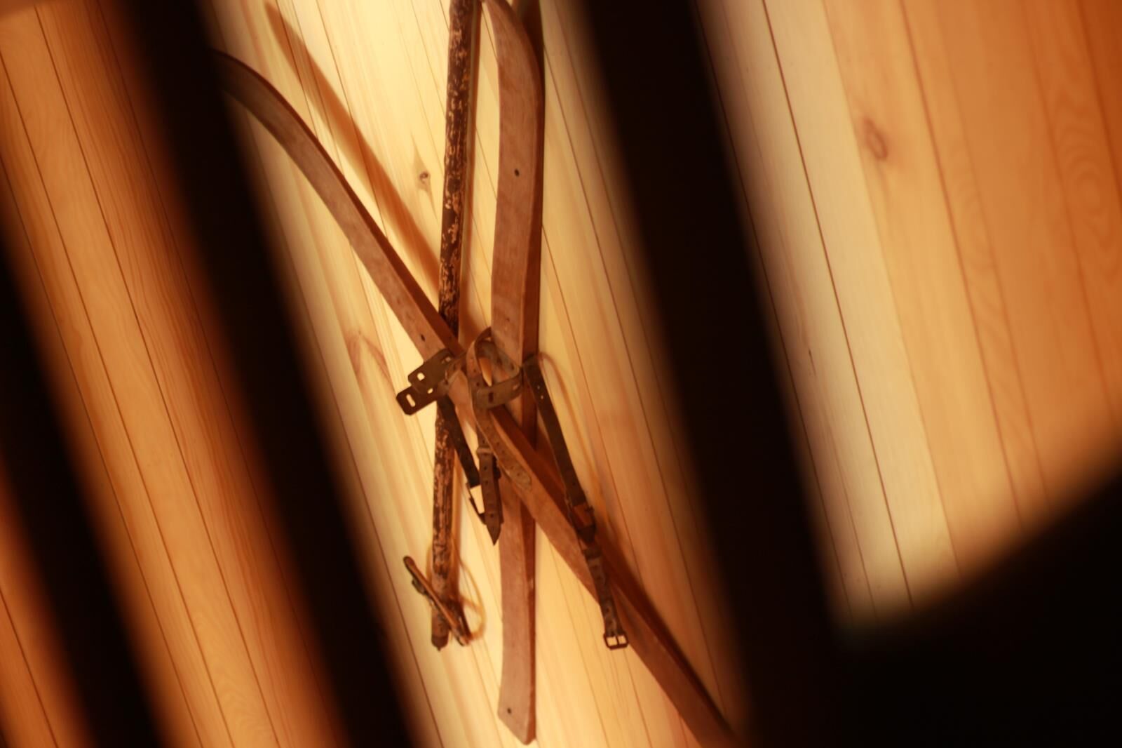 Un techo con vigas de madera y estructura de soporte metálica.