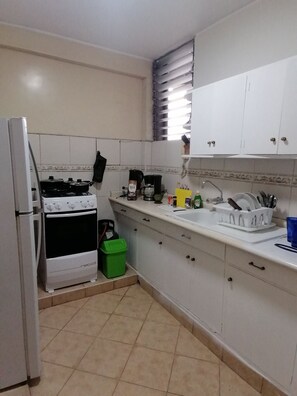 Oppvaskmaskin, kaffetrakter/tekoker, vannkoker og kjøkkenutstyr