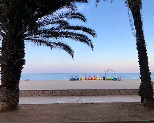 1 minute to the beach! Family-sized Garden and BBQ