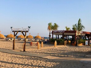 Una spiaggia con un cartello che indica 'Morabito Beach' e un ristorante chiamato 'Worabitto'.