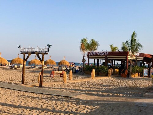 1 minute to the beach! Family-sized Garden and BBQ