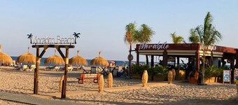 1 minute to the beach! Family-sized Garden and BBQ