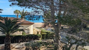 A coastal property with a Mediterranean-style villa, a beach, and a clear view of the sea. - 1 minute to the beach! Family-sized Garden and BBQ (Miami Platja)