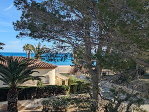 Property grounds - 1 minute to the beach! Family-sized Garden and BBQ (Miami Platja)