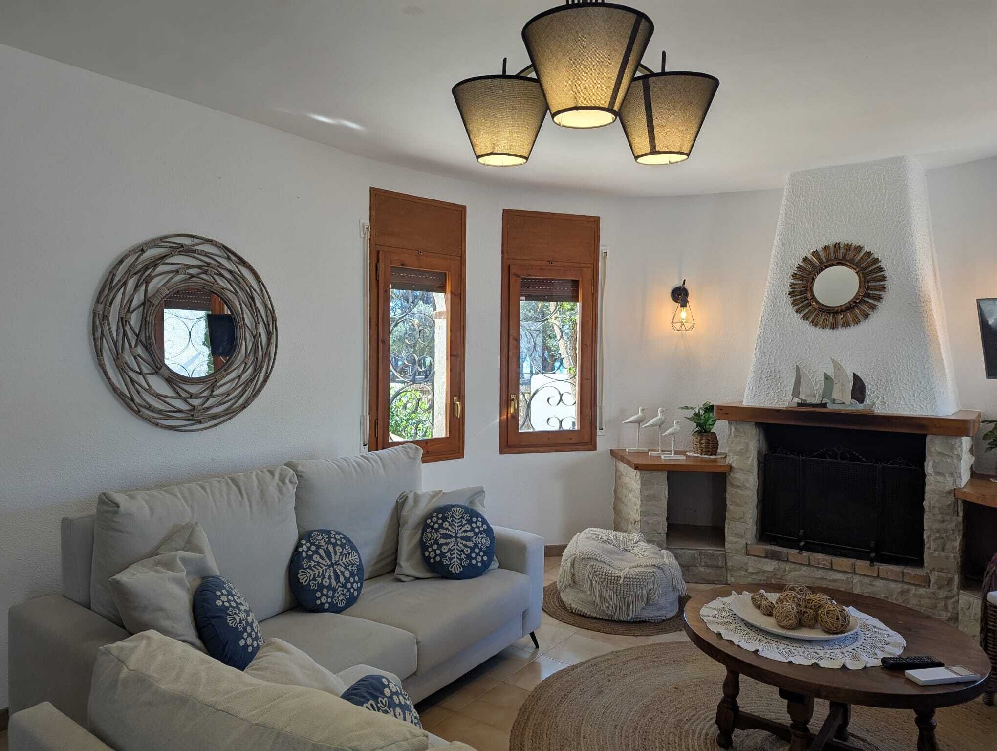 Smart-tv, een open haard, een tafeltennistafel en boeken