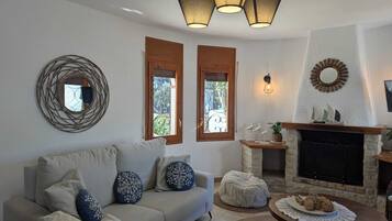 Smart-tv, een open haard, een tafeltennistafel en boeken