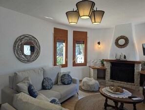 Smart TV, fireplace, table tennis, books - 1 minute to the beach! Family-sized Garden and BBQ (Miami Platja)