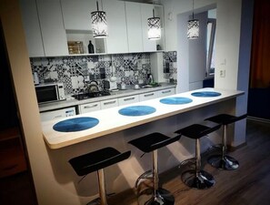 Een koelkast, een kookplaat, een waterkoker, een broodrooster