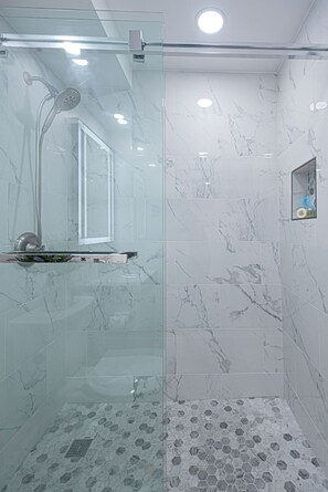 Dusche, Haartrockner, Handtücher, Seife