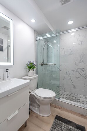 Shower, hair dryer, towels, soap - Lovely  Turnkey Ocean Block Condo In Ocean City MD (Ocean City)