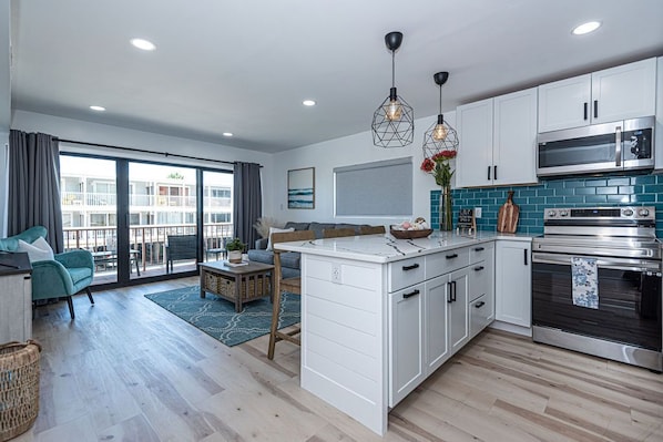 Full-sized fridge, microwave, oven, stovetop