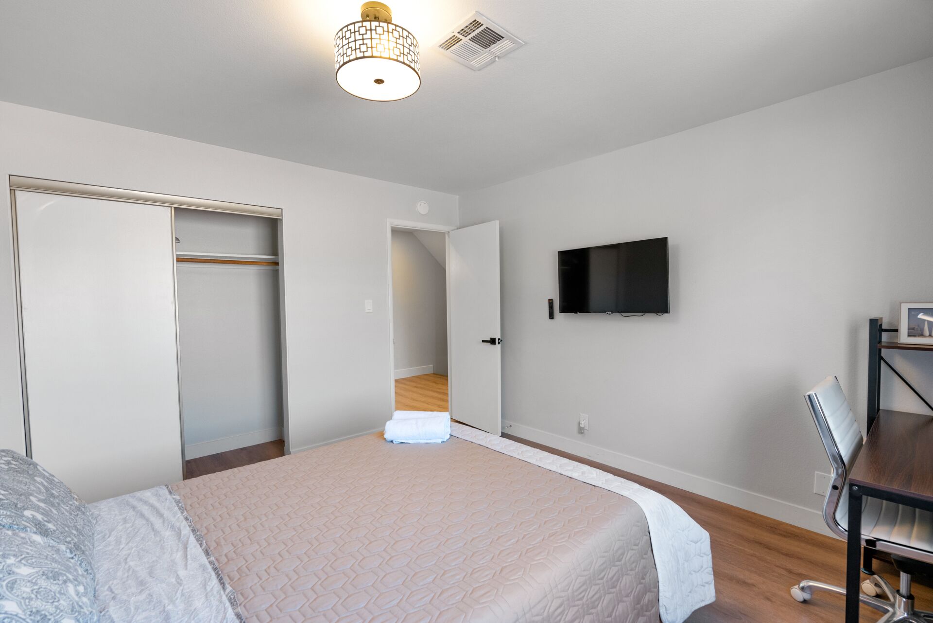 4 bedrooms, desk, iron/ironing board, free WiFi