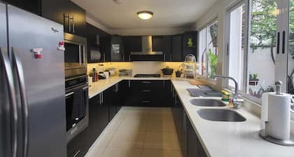 Relaxing Modern Home - Centrally Located