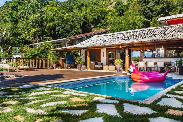 Una piscina al aire libre
