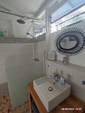 Dusche, Haartrockner, Handtücher, Toilettenpapier
