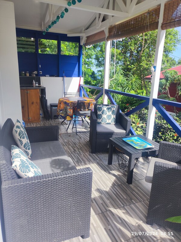Espace ouvert sur la nature : salon, espace repas et cuisine