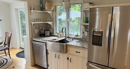 Cute 2 BR Cottage +Den, Sleeps 6, One Block from Van’s Beach, Two Blocks to Town