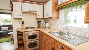 Refrigerador, tetera eléctrica, tostadora y utensilios de cocina