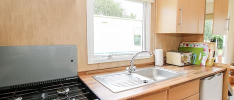 雪櫃、電熱水壺、多士爐、廚房用具/餐具/器皿
