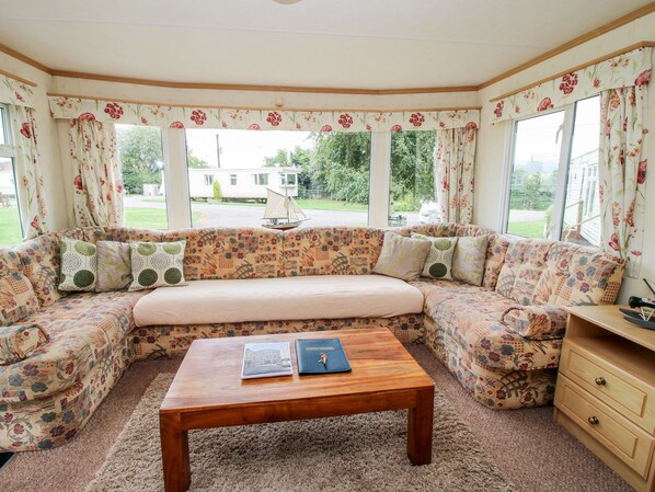 Cottage | Living room - 9 Old Orchard (Much Wenlock)