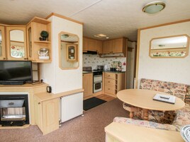 Cottage | Private kitchen | Fridge, electric kettle, toaster, cookware/dishes/utensils