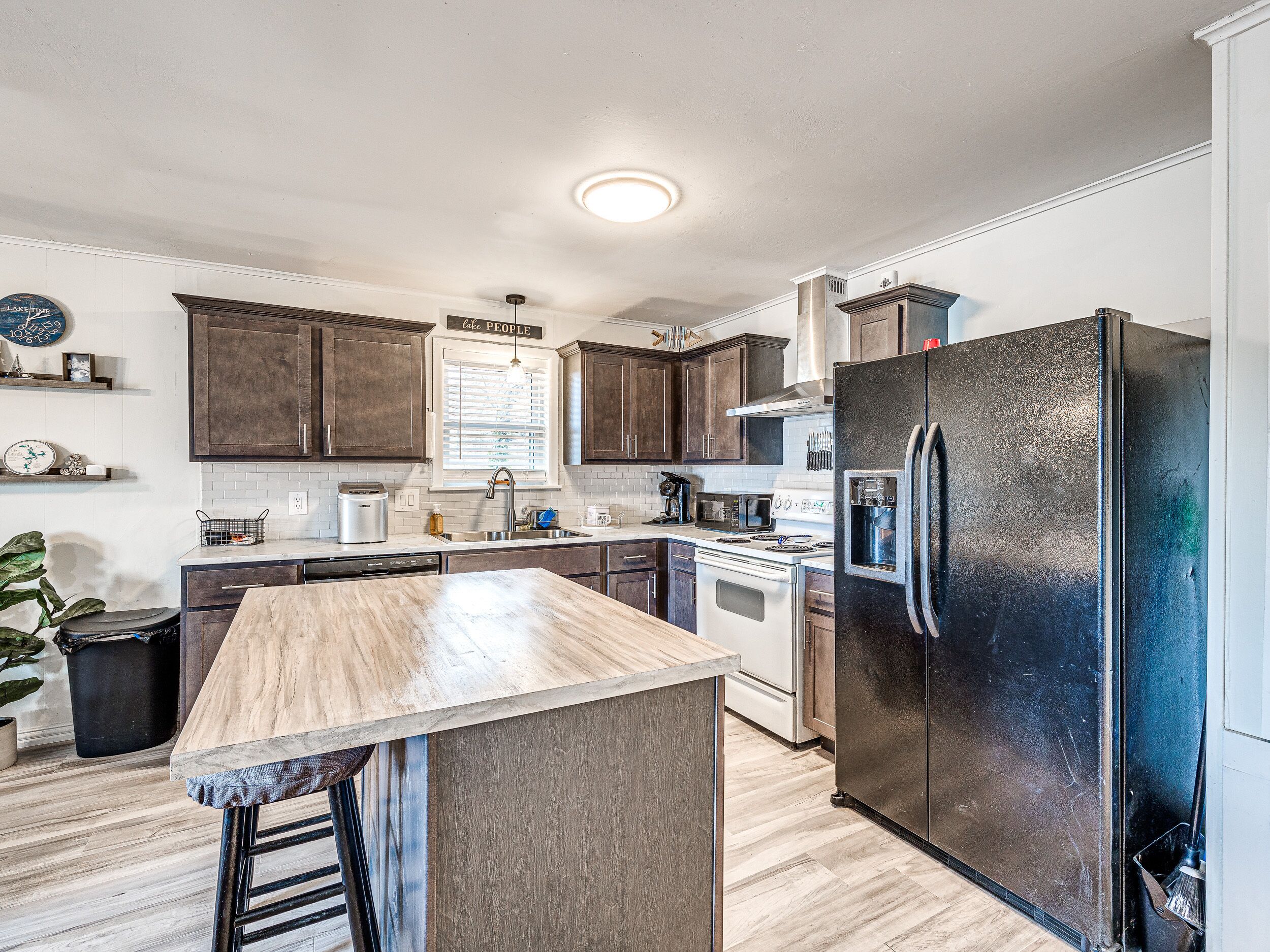 Waterside  Retreat, Big Views, Dock, Beach, Game Room, 2 Living Rooms, Sleeps 12