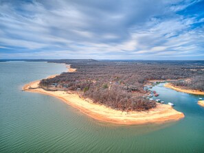 Beach nearby, sun-loungers, beach towels