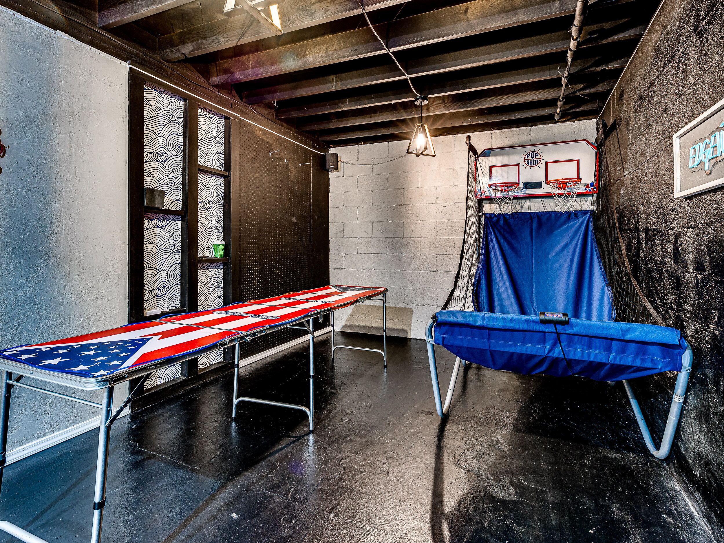 Una cancha de baloncesto con aro y una mesa con diseño de la bandera estadounidense.