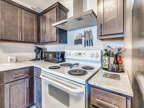 Fridge, microwave, oven, stovetop - Lakefront, Boat Slip, Sandy Beach, 2 Living Rooms. Sleeps 12. Dates Available! (Eufaula)