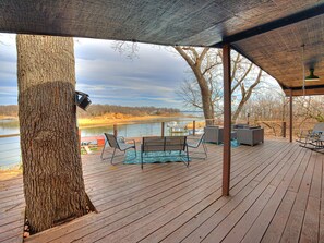 Terrace/patio - Lakefront, Boat Slip, Sandy Beach, 2 Living Rooms. Sleeps 12. Dates Available! (Eufaula)